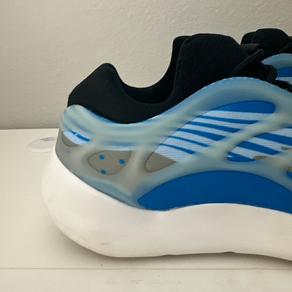 Size 9.5 - adidas Yeezy 700 V3 Arzareth - Picture 6 of 9